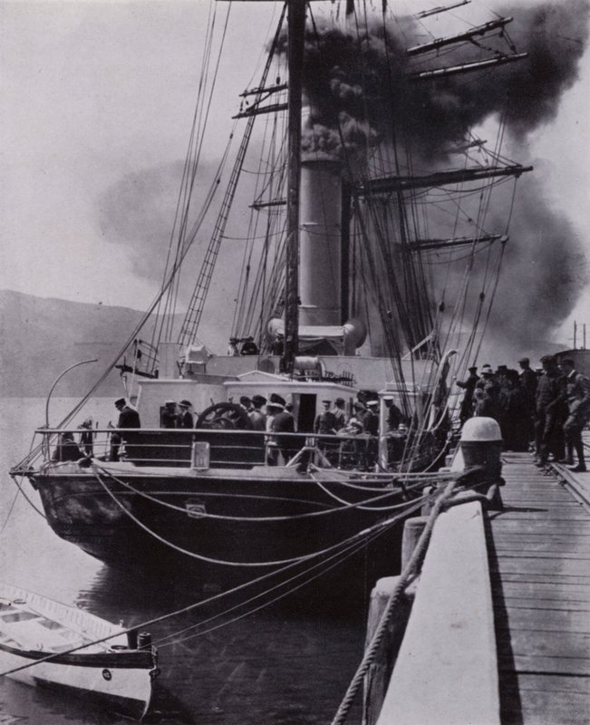 „Mały statek opuścił Port Chalmers na ostatnim etapie swojej podróży” (zdjęcie czarno-białe) autorstwa Herbert Ponting