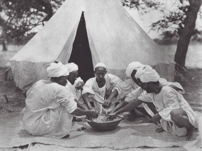 Afryka: Arabscy marynarze podczas posiłku (zdjęcie czarno-białe) autorstwa Hugo Adolf Bernatzik