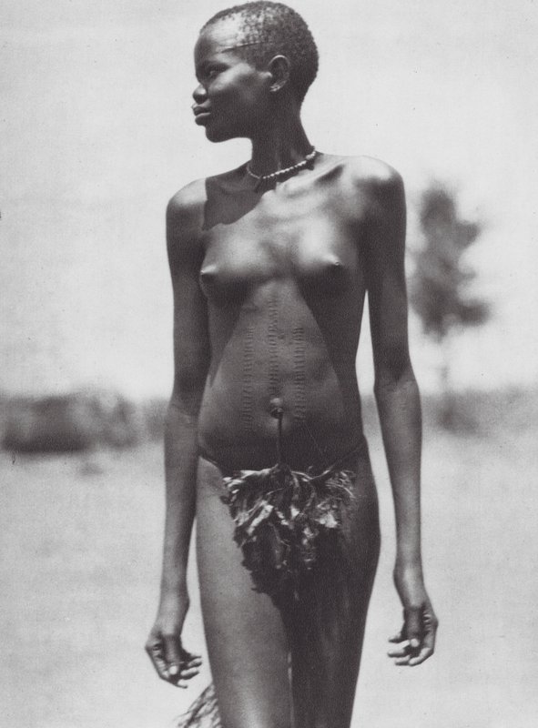 Afryka: Dziewczynka Djur, Sudan (zdjęcie czarno-białe) autorstwa Hugo Adolf Bernatzik