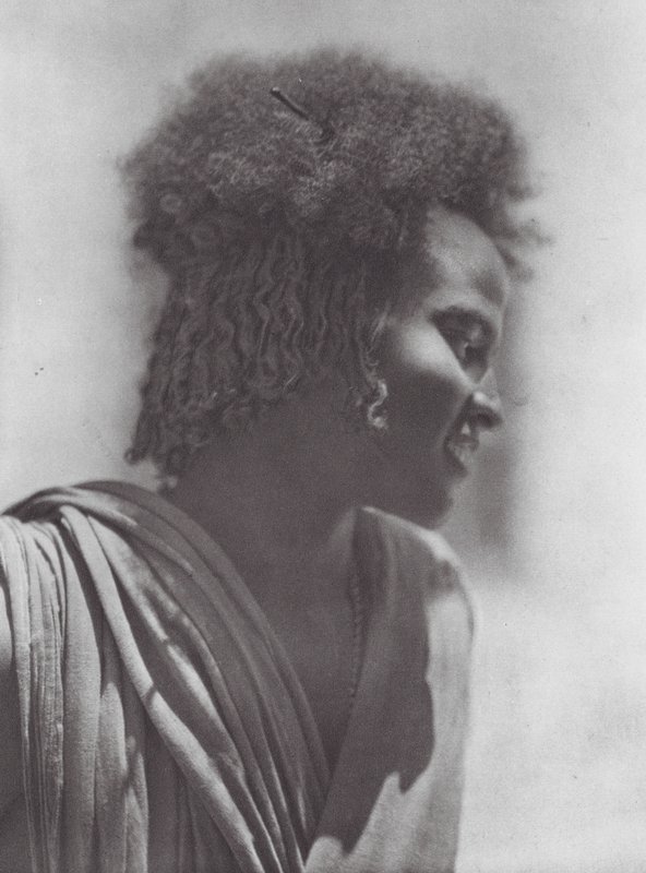 Afryka: Młodzież z Hadendoa, wschodni Sudan (zdjęcie czarno-białe) autorstwa Hugo Adolf Bernatzik