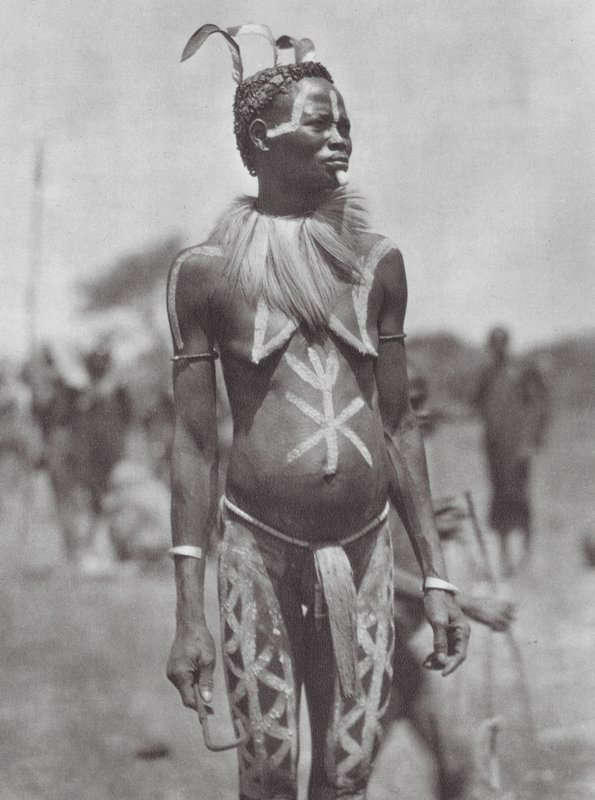 Afryka: Kobieta Nuba z ozdobą świąteczną (zdjęcie czarno-białe) autorstwa Hugo Adolf Bernatzik