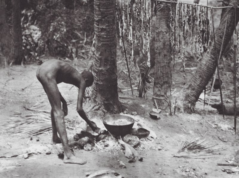 Afryka: Nuer gotujący mięso krokodyla (zdjęcie czarno-białe) autorstwa Hugo Adolf Bernatzik