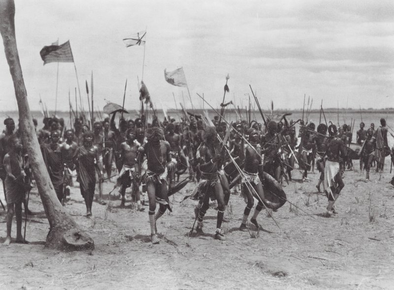 Afryka: Ceremonia pogrzebowa Shilluk w pobliżu Tonga (zdjęcie czarno-białe) autorstwa Hugo Adolf Bernatzik