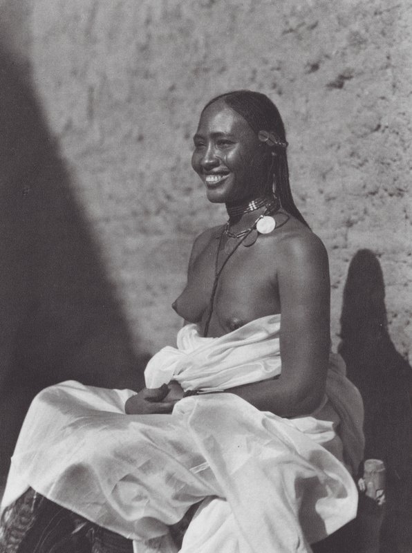 Afryka: Sudanka z Omdurmanu (zdjęcie czarno-białe) autorstwa Hugo Adolf Bernatzik