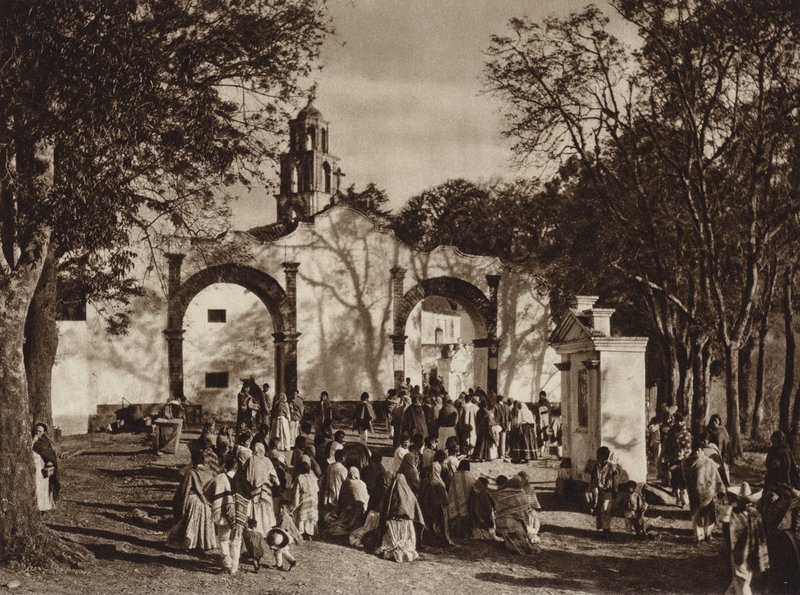 Meksyk: Amecameca, procesja przed kaplicą Sacro Monte (zdjęcie czarno-białe) autorstwa Hugo Brehme