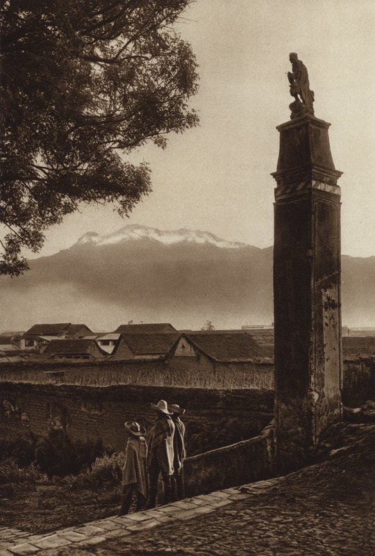 Meksyk: Amecameca z Iztaccihuatl (zdjęcie czarno-białe) autorstwa Hugo Brehme