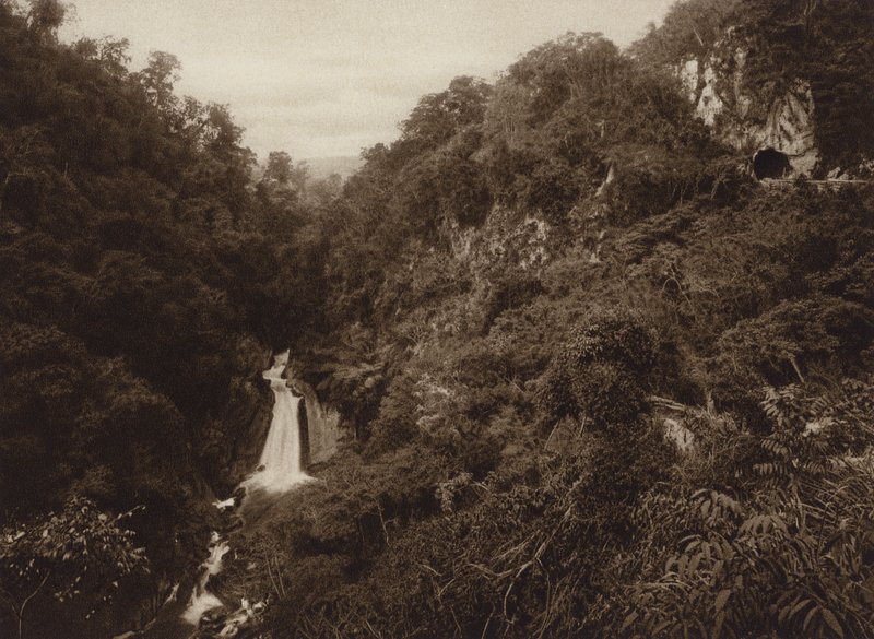 Meksyk: Atoyac, Salto de agua (zdjęcie czarno-białe) autorstwa Hugo Brehme