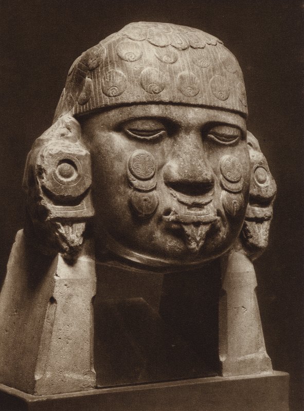Meksyk: Diorytowa głowa bogini Coyolxauhqui, Muzeum Narodowe (zdjęcie czarno-białe) autorstwa Hugo Brehme