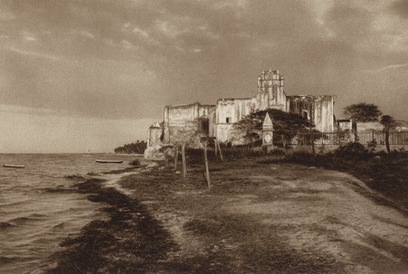 Meksyk: Campeche, ruiny klasztoru San Francisco (zdjęcie czarno-białe) autorstwa Hugo Brehme
