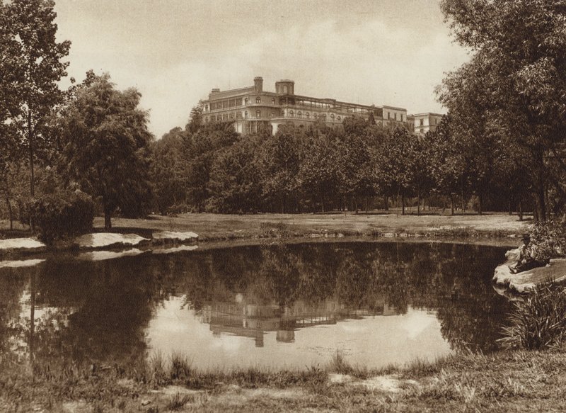 Meksyk: Castillo Chapultepec (zdjęcie czarno-białe) autorstwa Hugo Brehme