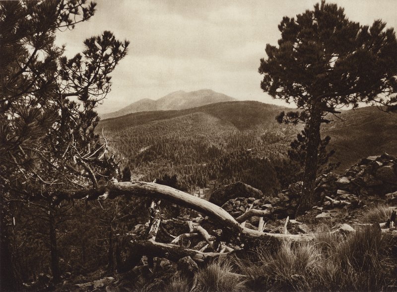 Meksyk: El Ajusco widziane z San Miguel (zdjęcie czarno-białe) autorstwa Hugo Brehme