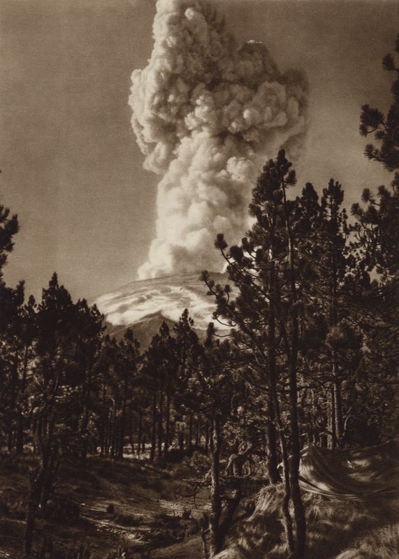 Meksyk: erupcja Popocatepetl widziana z Tlamacas (zdjęcie czarno-białe) autorstwa Hugo Brehme