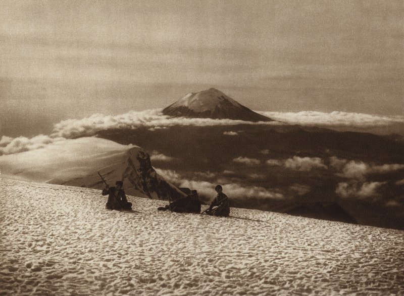 Meksyk: Iztaccihuatl z widokiem z Popocatepetl (zdjęcie czarno-białe) autorstwa Hugo Brehme