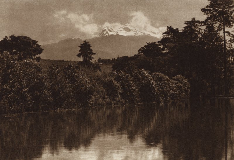 Meksyk: Iztaccihuatl widziany z Miraflores (zdjęcie czarno-białe) autorstwa Hugo Brehme