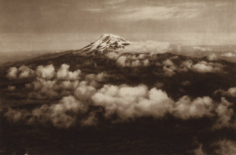 Meksyk: Iztaccihuatl widziany z Popocatepetl (zdjęcie czarno-białe) autorstwa Hugo Brehme