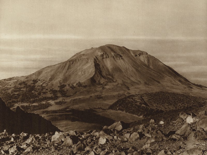 Meksyk: Sierra Negra widziana z Pico de Orizaba, stan Puebla (zdjęcie czarno-białe) autorstwa Hugo Brehme