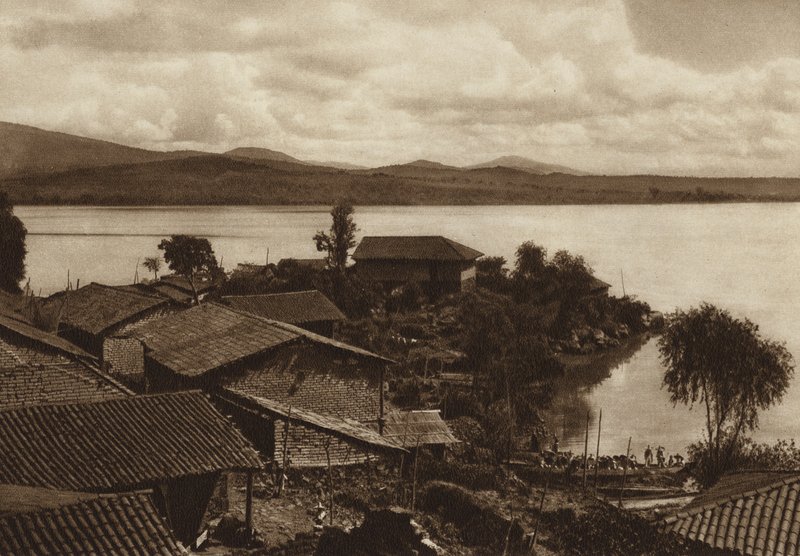 Meksyk: Laguna Patzcuaro, wyspa Xanicho (zdjęcie czarno-białe) autorstwa Hugo Brehme
