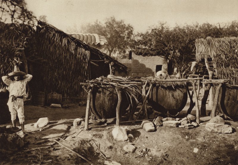 Meksyk: Mezcal, Destilleria de aguardiente (zdjęcie czarno-białe) autorstwa Hugo Brehme