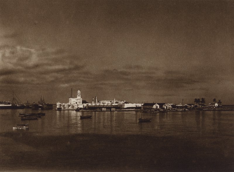 Meksyk: Panorama portu Vera Cruz z zamkiem San Juan (zdjęcie czarno-białe) autorstwa Hugo Brehme
