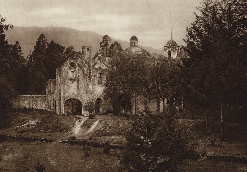 Meksyk: ruiny klasztoru w parku narodowym, Desierto de los Leones, widok z tyłu (zdjęcie czarno-białe) autorstwa Hugo Brehme