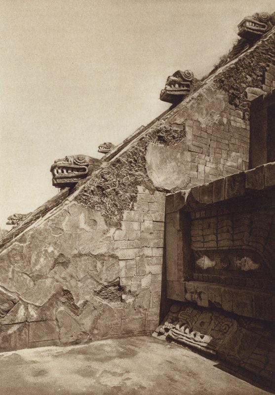 Meksyk: San Juan Teotihuacan, rzeźby schodów w piramidzie Quetzalcouatl w centrum Cytadeli, fasada zachodnia (zdjęcie czarno-białe) autorstwa Hugo Brehme