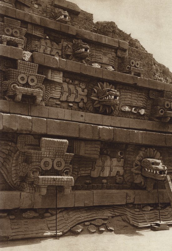 Meksyk: San Juan Teotihuacan, kamienne rzeźby na zachodniej fasadzie piramidy Quetzalcouatl, piramida w centrum Cytadeli (zdjęcie czarno-białe) autorstwa Hugo Brehme