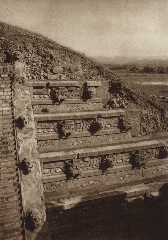 Meksyk: San Juan Teotihuacan, kamienne rzeźby na zachodniej fasadzie piramidy Quetzalcouatl, piramida w centrum Cytadeli (zdjęcie czarno-białe) autorstwa Hugo Brehme
