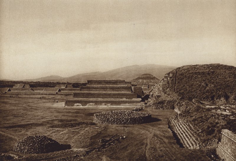 Meksyk: San Juan Teotihuacan, widok na tarasy Cytadeli (zdjęcie czarno-białe) autorstwa Hugo Brehme