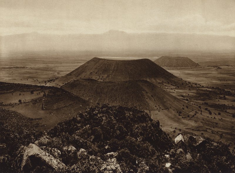 Meksyk: Santa Catarina i La Caldera, wygasłe wulkany na obrzeżach stolicy Meksyku (zdjęcie czarno-białe) autorstwa Hugo Brehme