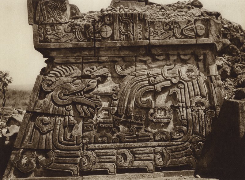 Meksyk: Xochicalco, część piramidy z wężem i hieroglifami (zdjęcie czarno-białe) autorstwa Hugo Brehme