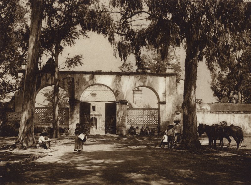 Meksyk: Xochimilco, wejście do kościoła (zdjęcie czarno-białe) autorstwa Hugo Brehme