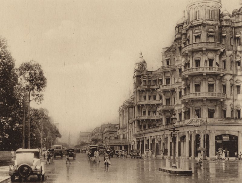Esplanade Mansions i Government Place East z widokiem na Old Court House Street (zdjęcie czarno-białe) autorstwa Indian photographer