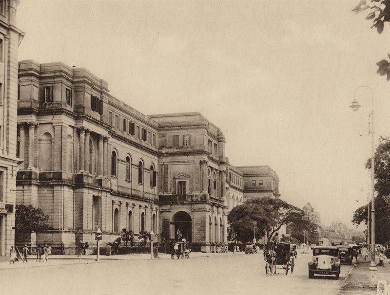 Muzeum Indii i Chowringhee Road patrząc na południe (zdjęcie czarno-białe) autorstwa Indian photographer