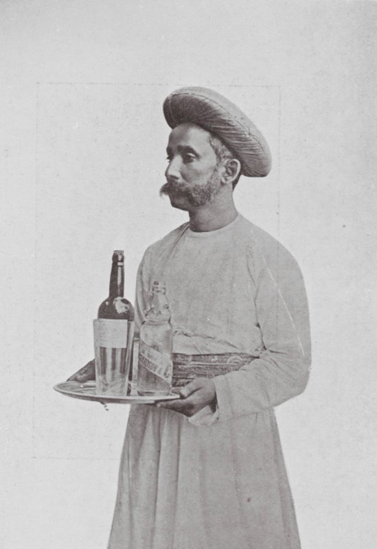 Bombaj: Chłopiec przy stole (zdjęcie czarno-białe) autorstwa Indian photographer