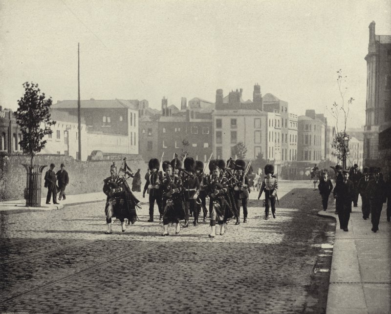The Scots Guards, Dublin (zdjęcie czarno-białe) autorstwa Irish Photographer