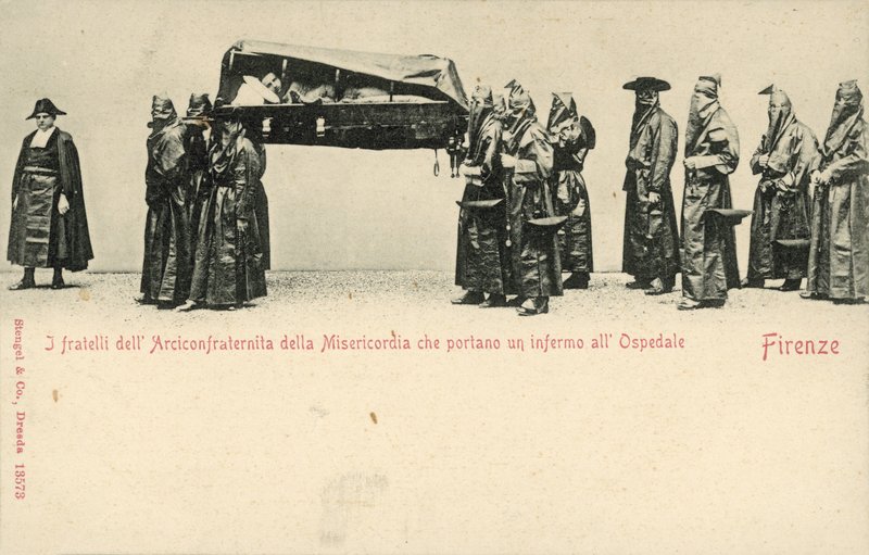 Bracia z Compagnia della Misericordia (Towarzystwo Miłosierdzia) niosą chorego do szpitala, Florencja (zdjęcie czarno-białe) autorstwa Italian Photographer