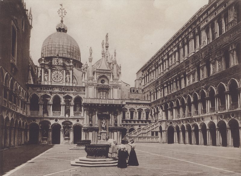 Dziedziniec Palazzo Ducale (zdjęcie czarno-białe) autorstwa Italian Photographer