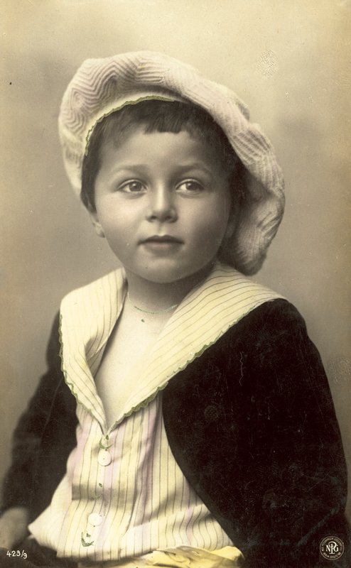 Słodki chłopak w miękkim kapeluszu autorstwa Italian Photographer
