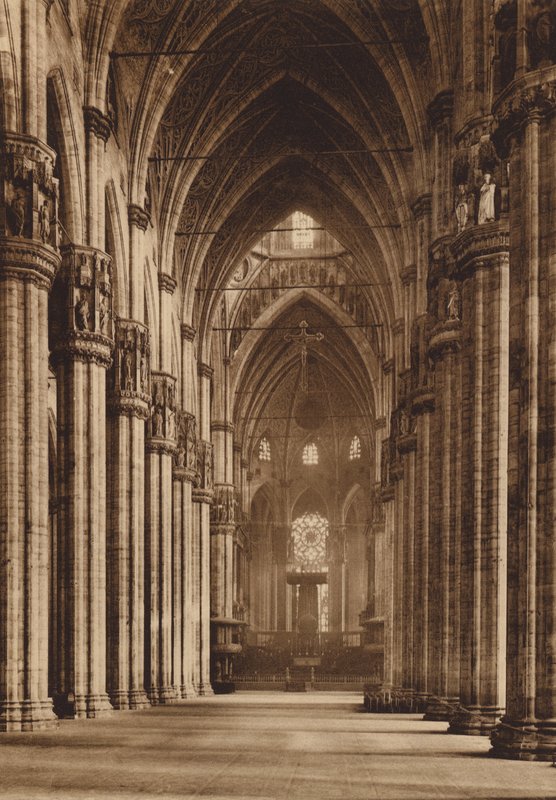 Duomo di Milano: wnętrze, nawa główna (zdjęcie czarno-białe) autorstwa Italian Photographer
