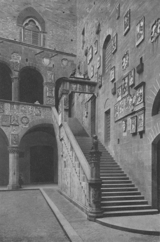 Florencja, dziedziniec i schody Palazzo del Podesta (zdjęcie b / w) autorstwa Italian Photographer