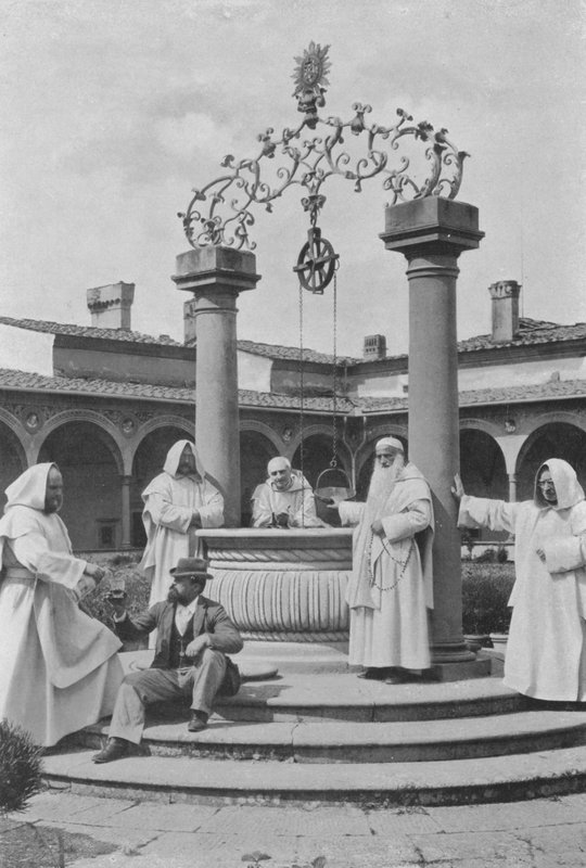 Florencja, Okolice, Certosa, Studnia w dużym krużganku (zdjęcie czarno-białe) autorstwa Italian Photographer