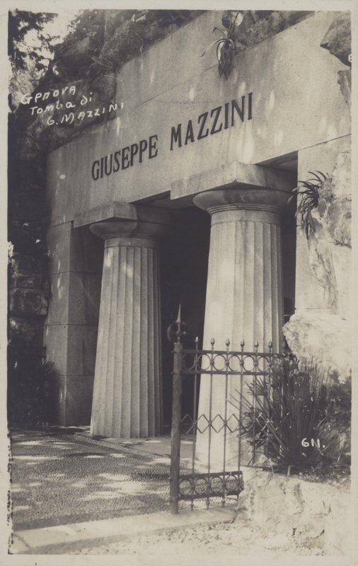 Genua, grób Giuseppe Mazziniego (zdjęcie czarno-białe) autorstwa Italian Photographer