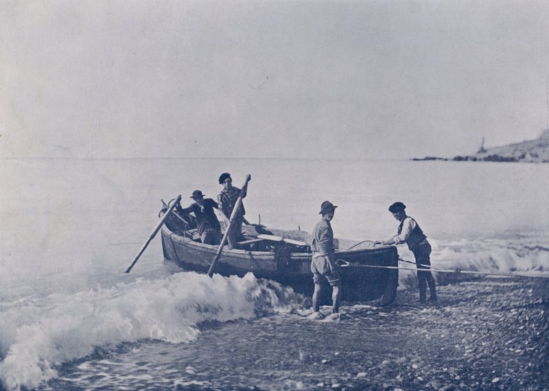 Włochy: Bordighera, rybacy wracają do portu (zdjęcie czarno-białe) autorstwa Italian Photographer
