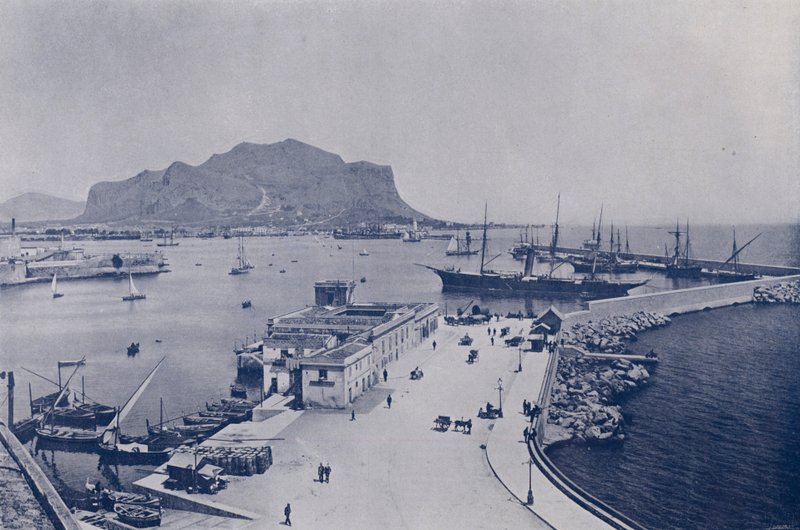 Włochy: Palermo, Monte Pellegrino i port (zdjęcie czarno-białe) autorstwa Italian Photographer