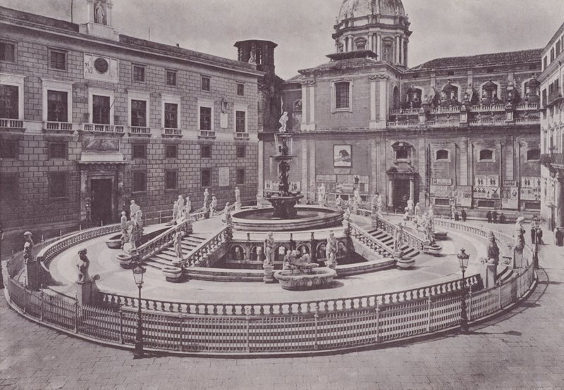 Włochy: Palermo, Piazza Pretoria (zdjęcie czarno-białe) autorstwa Italian Photographer
