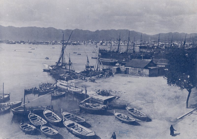 Włochy: Palermo, port i panorama miasta (zdjęcie czarno-białe) autorstwa Italian Photographer