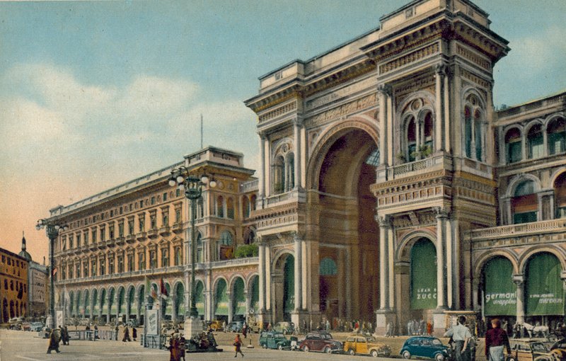 Mediolan: Piazza del Duomo, wejście do galerii (zdjęcie kolorowe) autorstwa Italian Photographer