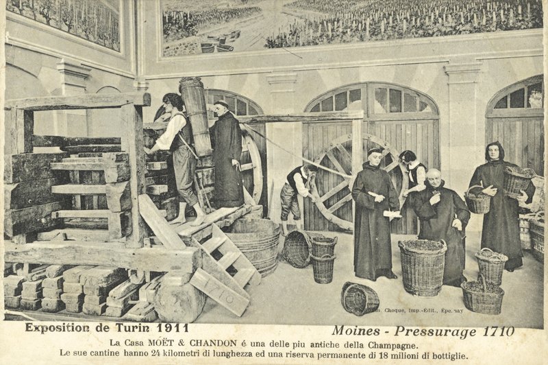 Mnisi tłoczący winogrona szampana w 1710 r., wystawa na Międzynarodowej Wystawie w Turynie, Włochy autorstwa Italian Photographer