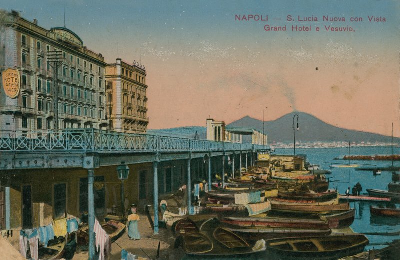 Neapol - widok na Grand Hotel Santa Lucia i Wezuwiusz. Pocztówka wysłana w 1913 roku. autorstwa Italian Photographer