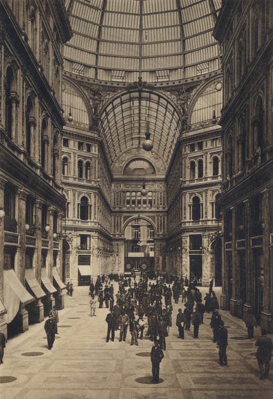 Neapol: Interno Galleria Umberto I (zdjęcie czarno-białe) autorstwa Italian Photographer